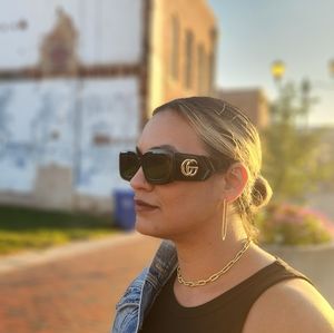 woman’s rectangular gucci sunglasses